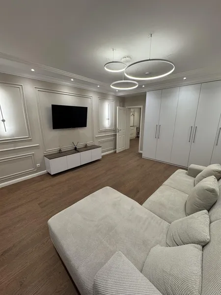 Hochwertig möblierte 2-Zimmer-Wohnung mit Balkon, Einbauschränken & elektrischen Rollläden — photo 1